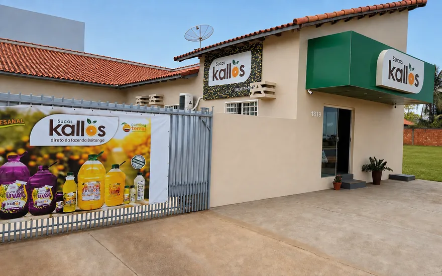 Fachada da loja Sucos Kallos em Campo Novo do Parecis, com o banner dos sucos no portão