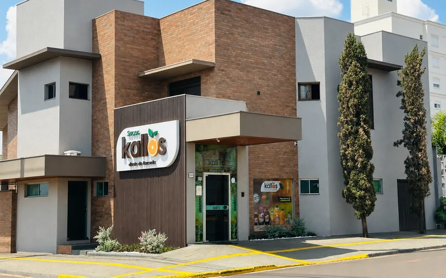 Fachada da loja Sucos Kallos em Tangará da Serra, com a placa da marca sobre a entrada